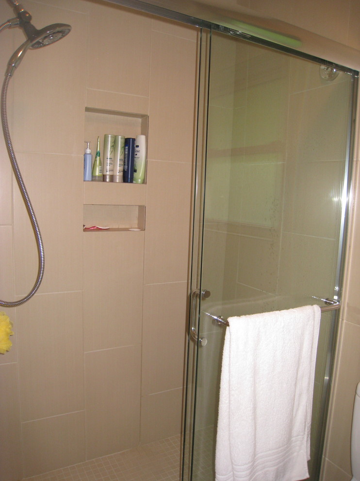 Exempel på ett litet klassiskt badrum med dusch, med skåp i shakerstil, vita skåp, en toalettstol med separat cisternkåpa, beige kakel, porslinskakel, beige väggar, klinkergolv i porslin, ett undermonterad handfat och bänkskiva i akrylsten