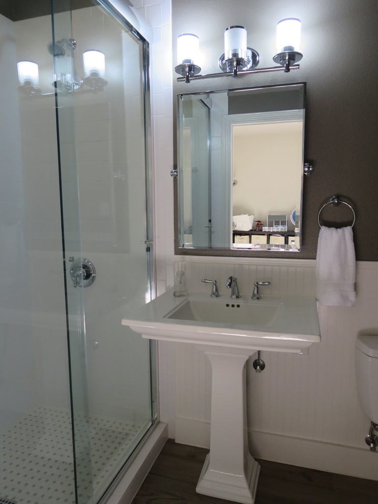 Kleines Klassisches Duschbad mit Wandtoilette mit Spülkasten, grauer Wandfarbe, weißen Schränken, Porzellan-Bodenfliesen, offenen Schränken, weißen Fliesen, Keramikfliesen und Sockelwaschbecken in Austin