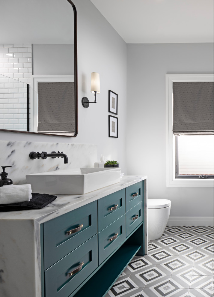 Idéer för vintage vitt badrum, med skåp i shakerstil, blå skåp, grå väggar, ett fristående handfat och grått golv