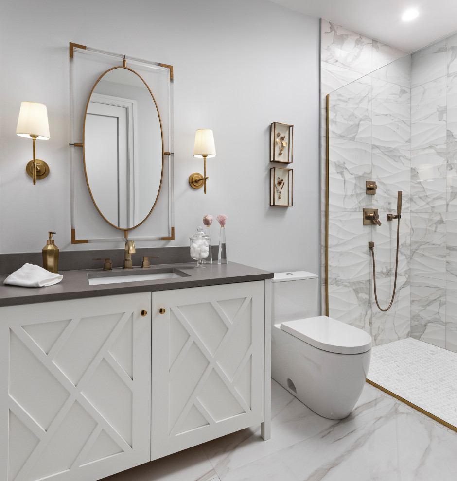 На фото: ванная комната в стиле неоклассика (современная классика) с белыми фасадами, душем в нише, белой плиткой, серыми стенами, врезной раковиной, серым полом, серой столешницей, тумбой под одну раковину и напольной тумбой с