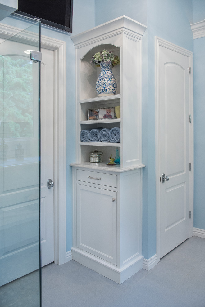 Klassisk inredning av ett mellanstort en-suite badrum, med luckor med profilerade fronter, vita skåp, bänkskiva i kvarts, en hörndusch, grå kakel, blå väggar, klinkergolv i porslin, porslinskakel och ett undermonterad handfat