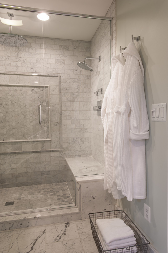Idéer för mellanstora vintage en-suite badrum, med ett undermonterad handfat, släta luckor, beige skåp, marmorbänkskiva, ett fristående badkar, en dusch i en alkov, vit kakel, stenkakel, grå väggar och marmorgolv