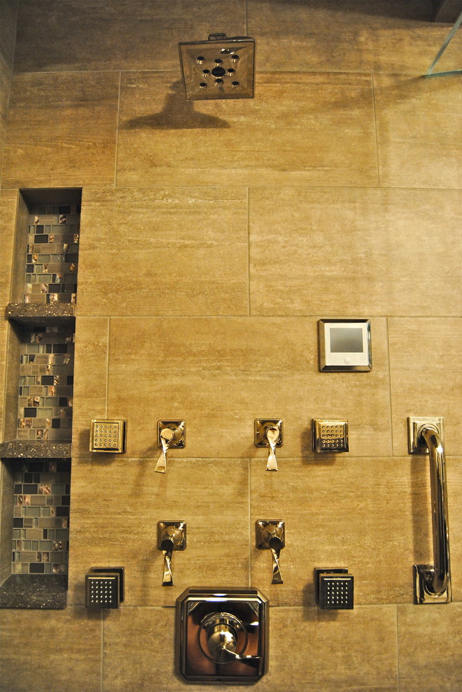 Пример оригинального дизайна: баня и сауна среднего размера в стиле неоклассика (современная классика) с врезной раковиной, фасадами с декоративным кантом, черными фасадами, столешницей из кварцита, накладной ванной, раздельным унитазом, разноцветной плиткой, плиткой мозаикой и серыми стенами