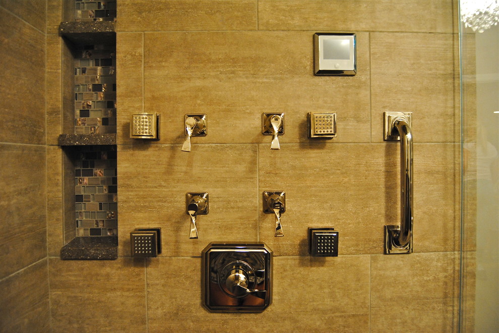 Ispirazione per una sauna chic di medie dimensioni con lavabo sottopiano, ante a filo, ante nere, top in quarzite, vasca da incasso, WC a due pezzi, piastrelle multicolore, piastrelle a mosaico e pareti grigie