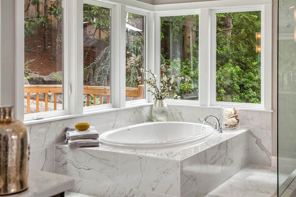 Стильный дизайн: большая главная ванная комната в стиле неоклассика (современная классика) с накладной ванной, белой плиткой, бежевыми стенами и мраморным полом - последний тренд