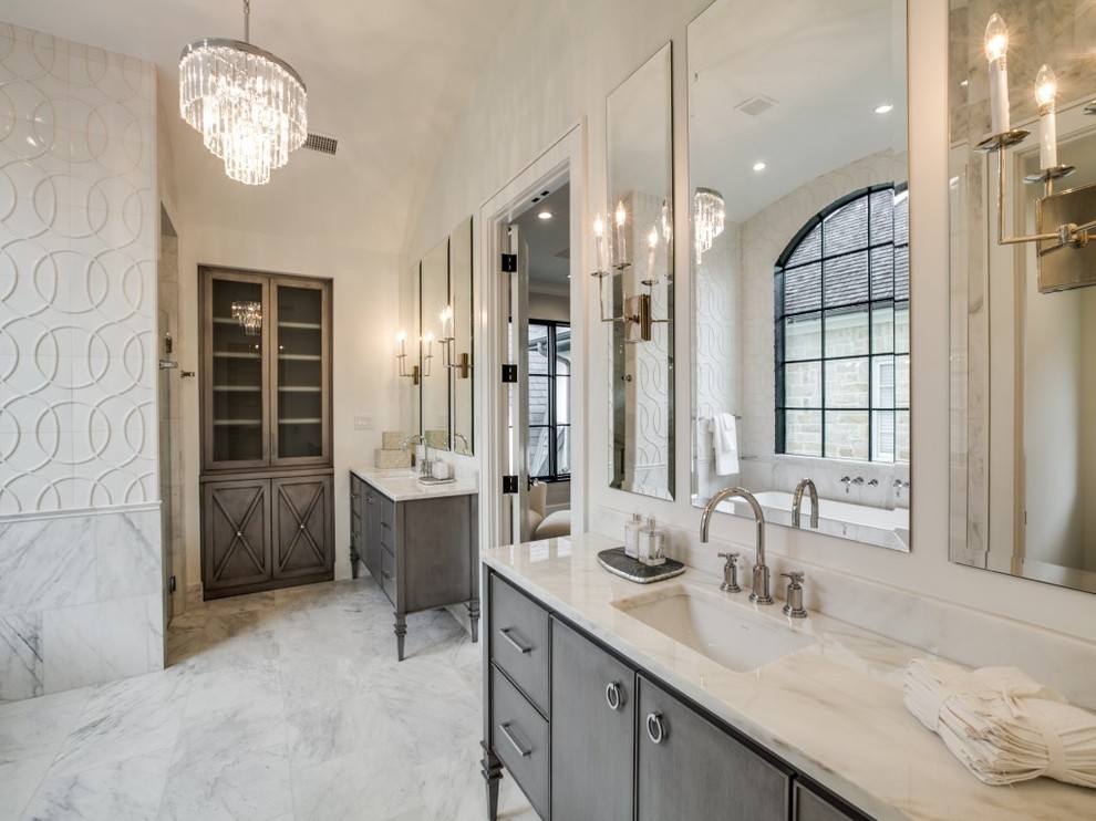 Exempel på ett stort klassiskt en-suite badrum, med grå skåp, ett fristående badkar, vit kakel, vita väggar, marmorgolv, ett undermonterad handfat och marmorbänkskiva