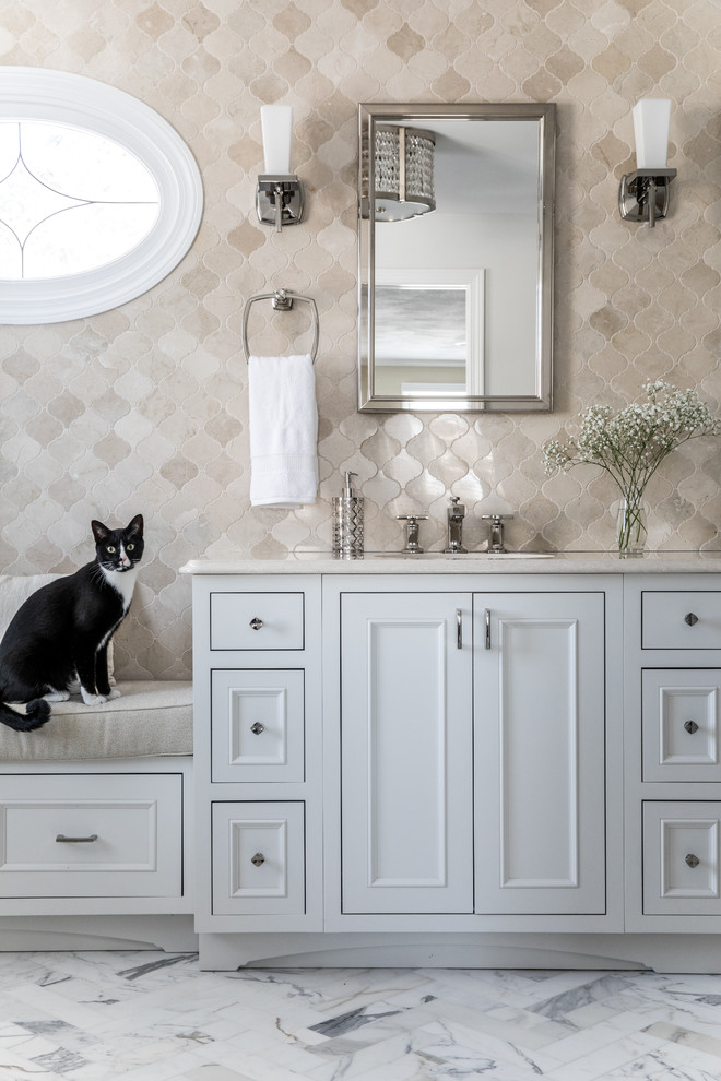 Klassisches Badezimmer En Suite mit beigen Fliesen, Mosaikfliesen, Marmorboden, Unterbauwaschbecken, Quarzwerkstein-Waschtisch, grauem Boden, beiger Waschtischplatte, Kassettenfronten und grauen Schränken in Boston