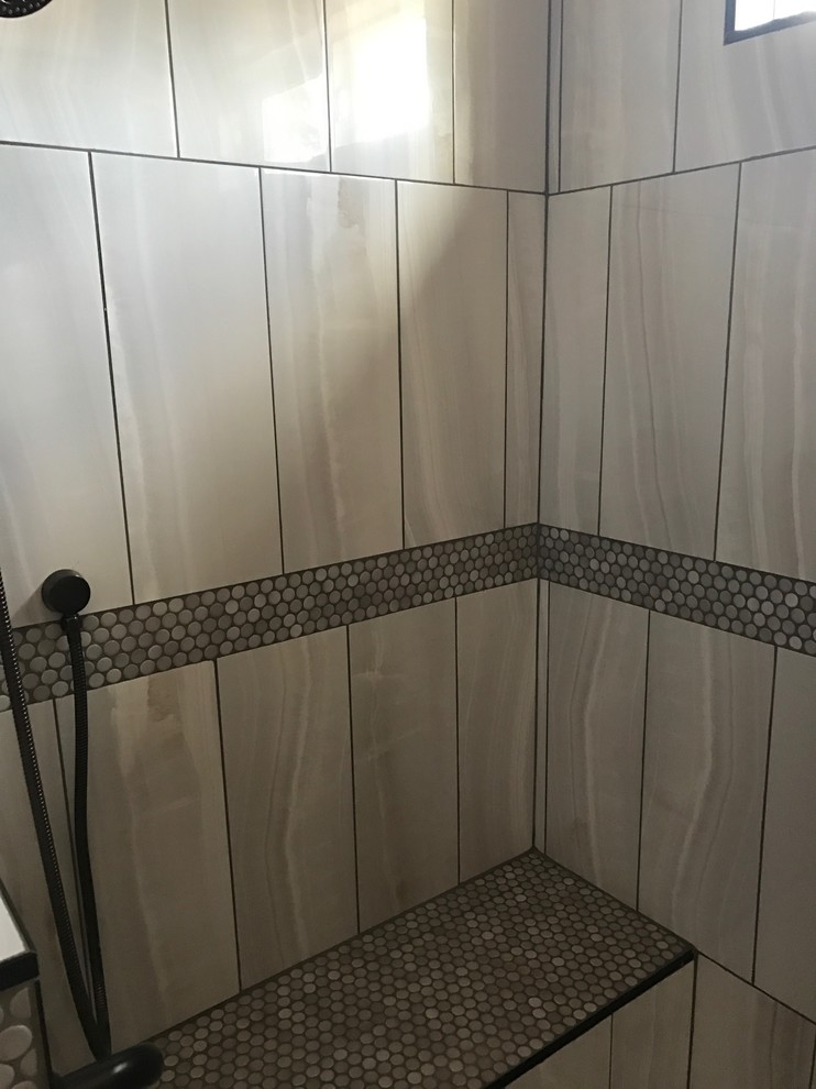 На фото: главная ванная комната среднего размера в стиле неоклассика (современная классика) с душем в нише, серой плиткой, керамогранитной плиткой, раковиной с пьедесталом, черными стенами, полом из мозаичной плитки, серым полом и душем с распашными дверями