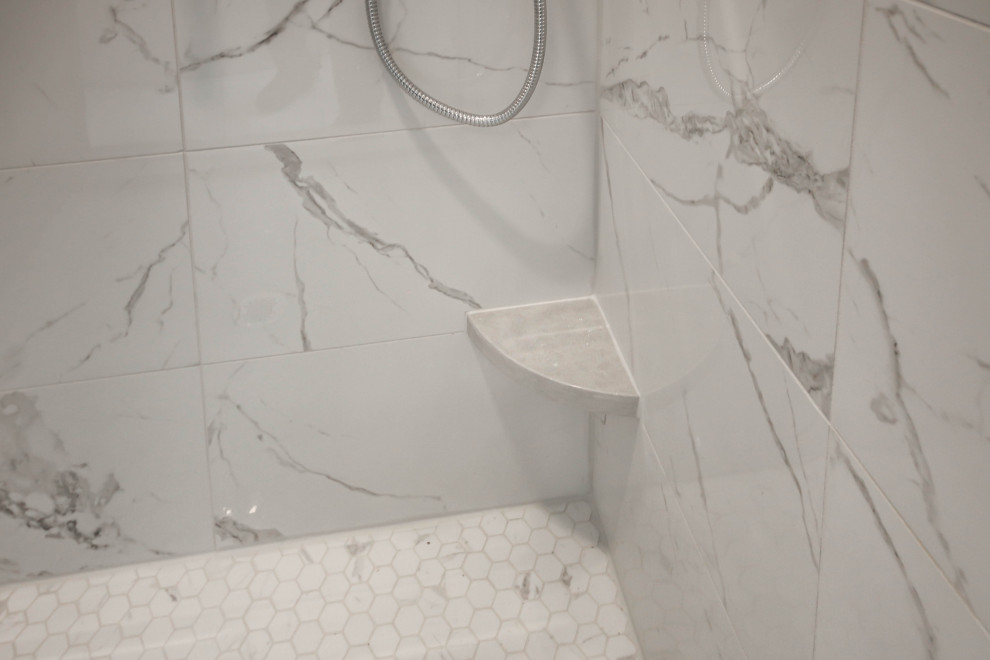 Bild på ett mellanstort vintage grå grått en-suite badrum, med luckor med upphöjd panel, grå skåp, ett fristående badkar, en dusch i en alkov, en toalettstol med separat cisternkåpa, vit kakel, porslinskakel, grå väggar, klinkergolv i porslin, ett undermonterad handfat, bänkskiva i kvarts, vitt golv och dusch med gångjärnsdörr