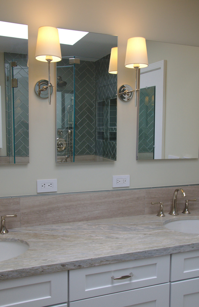 Exempel på ett mellanstort klassiskt flerfärgad flerfärgat en-suite badrum, med skåp i shakerstil, vita skåp, en hörndusch, en toalettstol med separat cisternkåpa, beige kakel, kakelplattor, beige väggar, kalkstensgolv, ett undermonterad handfat, marmorbänkskiva, beiget golv och dusch med gångjärnsdörr