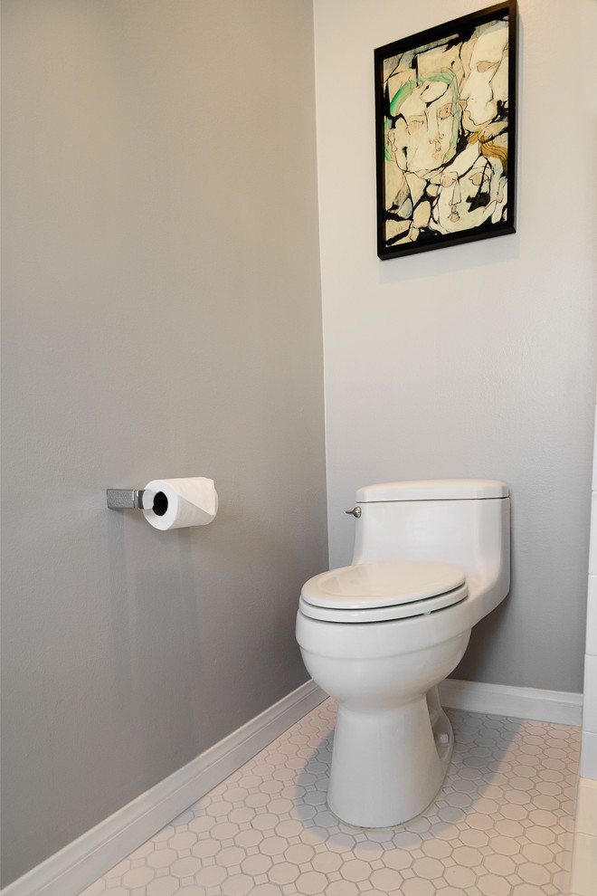 Esempio di un bagno di servizio classico di medie dimensioni con piastrelle beige, pareti bianche, pavimento con piastrelle a mosaico, lavabo rettangolare, top in marmo e WC monopezzo