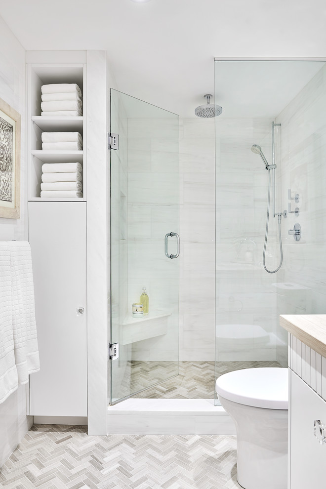 Esempio di una stanza da bagno con doccia chic con ante lisce, ante bianche, doccia alcova, piastrelle bianche, pareti bianche, pavimento grigio, porta doccia a battente e top beige