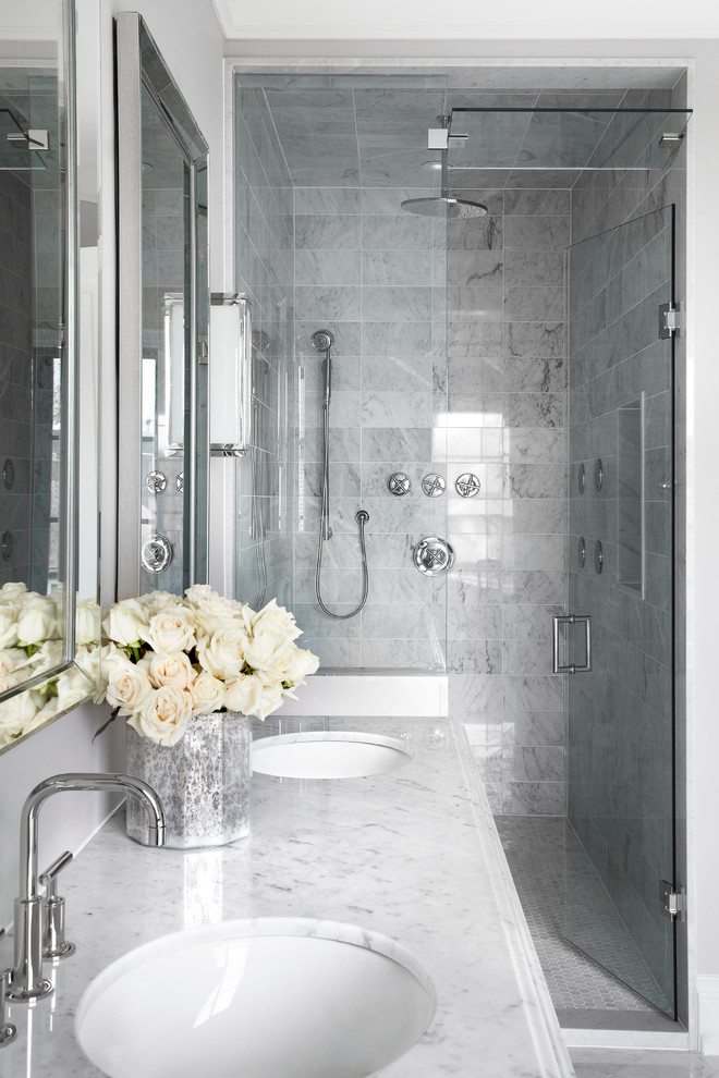 Стильный дизайн: ванная комната в стиле неоклассика (современная классика) с врезной раковиной и угловым душем - последний тренд
