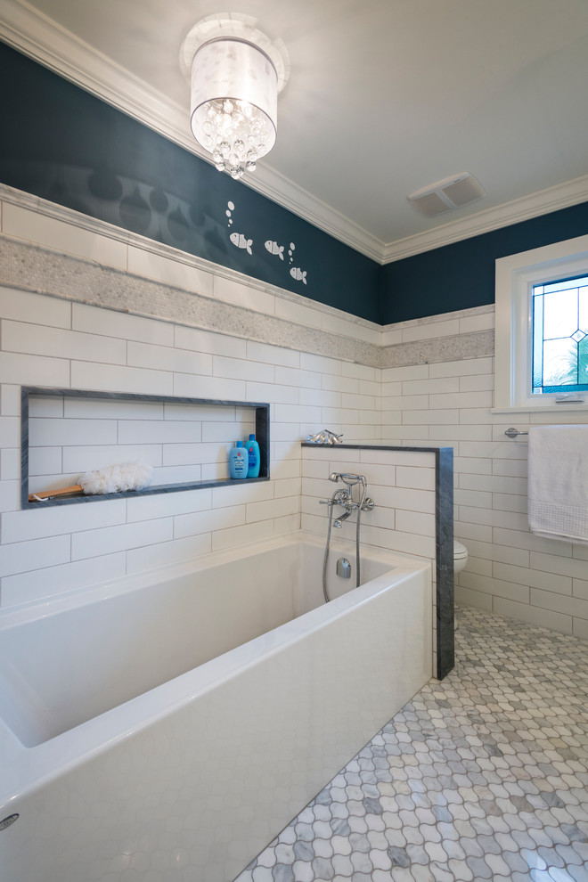 Свежая идея для дизайна: ванная комната среднего размера в стиле неоклассика (современная классика) с фасадами в стиле шейкер, белыми фасадами, ванной в нише, угловым душем, раздельным унитазом, разноцветной плиткой, плиткой из листового камня, синими стенами, полом из мозаичной плитки и врезной раковиной - отличное фото интерьера