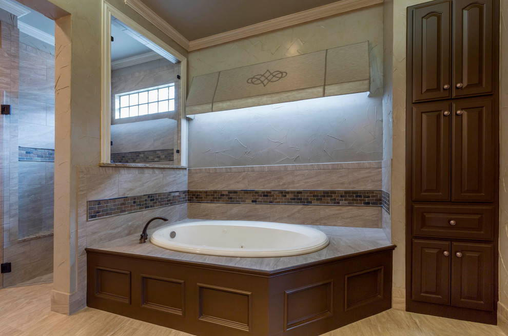 Klassisches Badezimmer En Suite mit Unterbauwaschbecken, Quarzit-Waschtisch und beiger Wandfarbe in Dallas