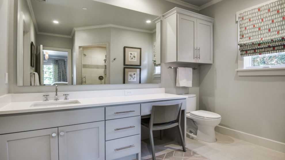 Foto de cuarto de baño tradicional renovado con armarios estilo shaker, puertas de armario grises, sanitario de dos piezas y paredes grises