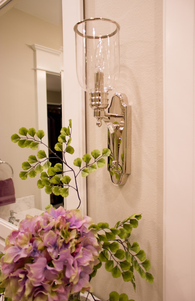 Стильный дизайн: ванная комната в стиле неоклассика (современная классика) с столешницей из искусственного кварца - последний тренд