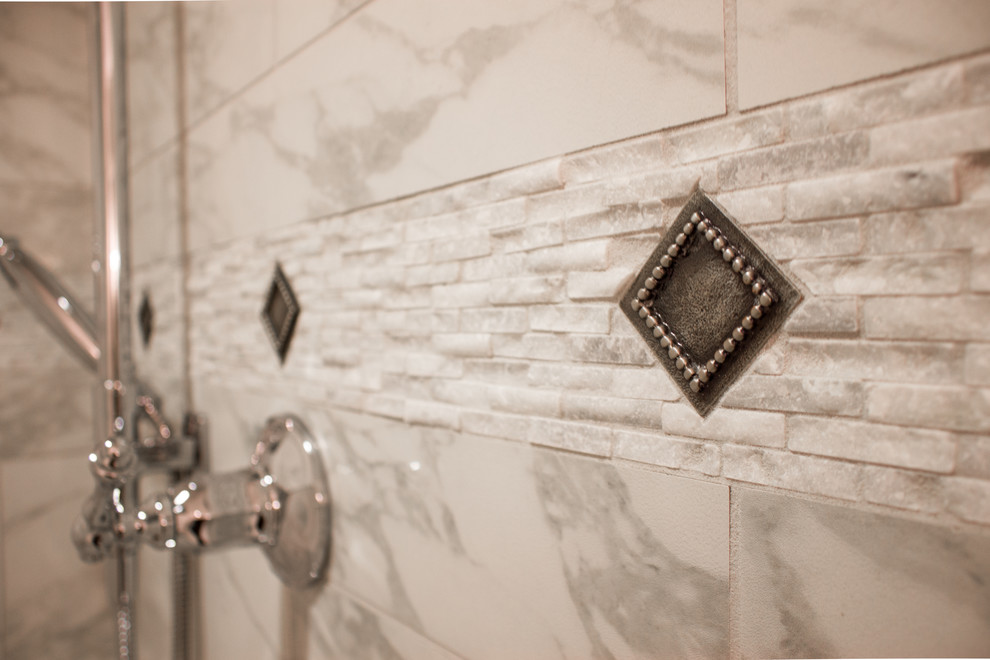 Klassisches Badezimmer En Suite mit beiger Wandfarbe, Porzellanfliesen, Nasszelle und beigen Fliesen in Cedar Rapids
