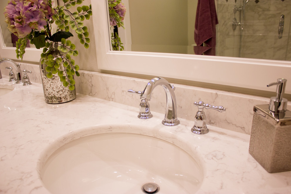 Großes Klassisches Badezimmer En Suite mit Einbauwaschbecken, Quarzwerkstein-Waschtisch, beiger Wandfarbe und Doppelwaschbecken in Cedar Rapids