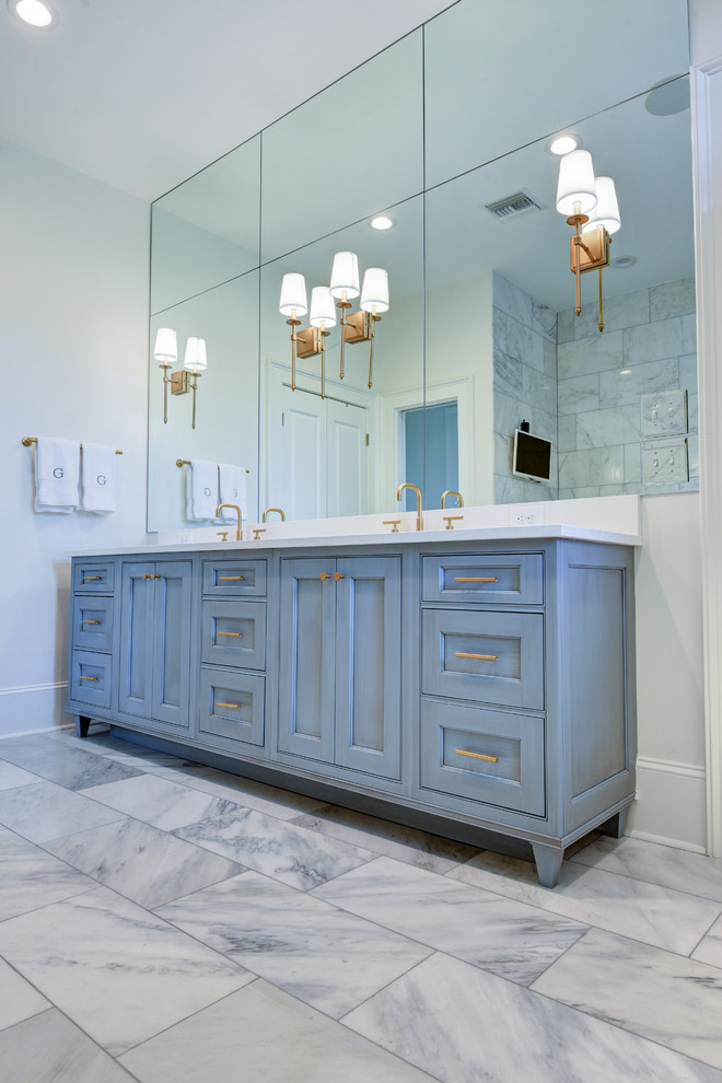Inspiration för ett mellanstort vintage vit vitt en-suite badrum, med luckor med infälld panel, blå skåp och ett undermonterad handfat