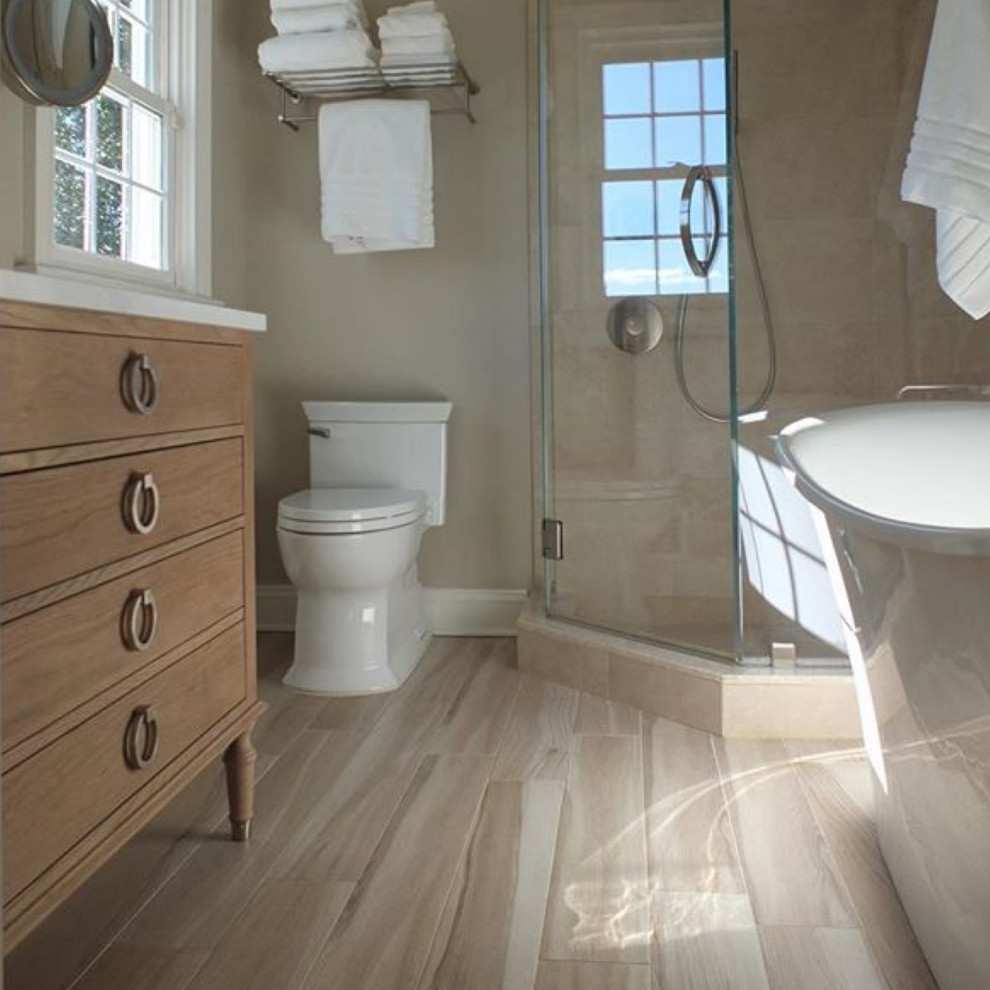 Esempio di una stanza da bagno chic di medie dimensioni con ante in legno chiaro, top in marmo, top bianco, un lavabo e mobile bagno freestanding