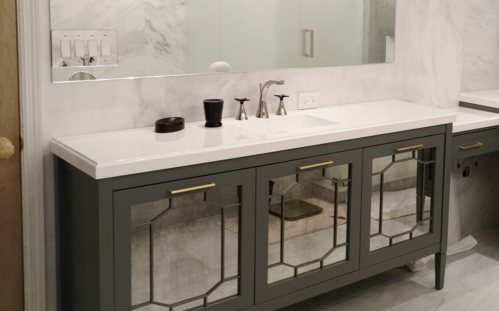 Imagen de cuarto de baño único y de pie tradicional renovado de tamaño medio con puertas de armario grises, encimera de acrílico y encimeras blancas
