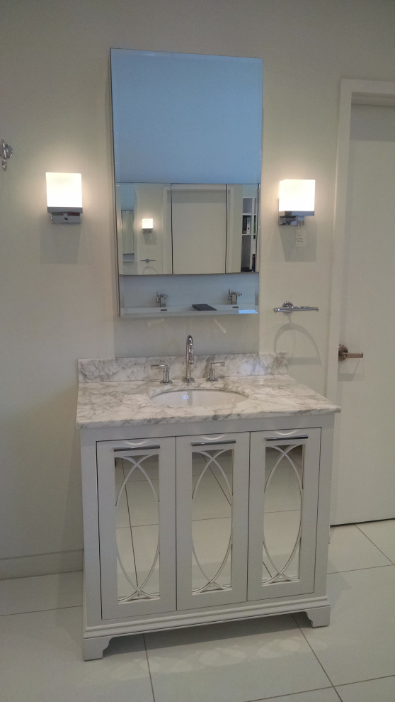 Imagen de cuarto de baño único y de pie tradicional renovado grande con puertas de armario grises, encimera de mármol y encimeras blancas