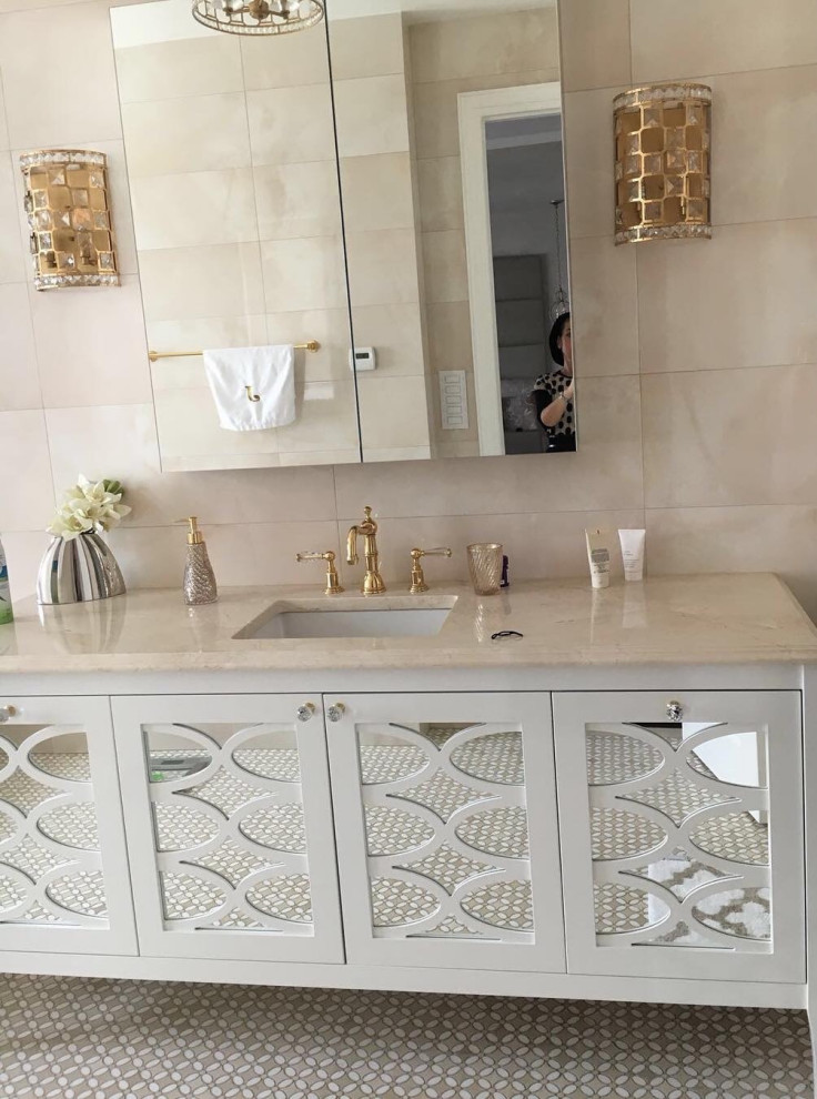 Immagine di una stanza da bagno chic di medie dimensioni con top in marmo, top bianco, un lavabo e mobile bagno freestanding