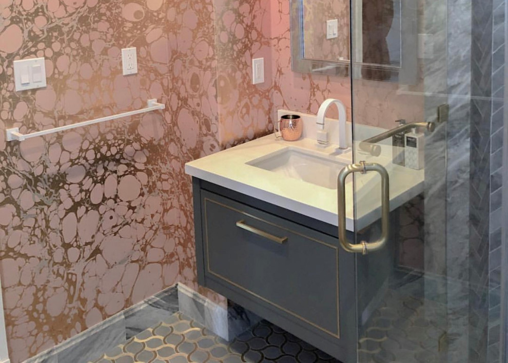 Ispirazione per una piccola stanza da bagno tradizionale con ante grigie, top bianco, un lavabo e mobile bagno sospeso