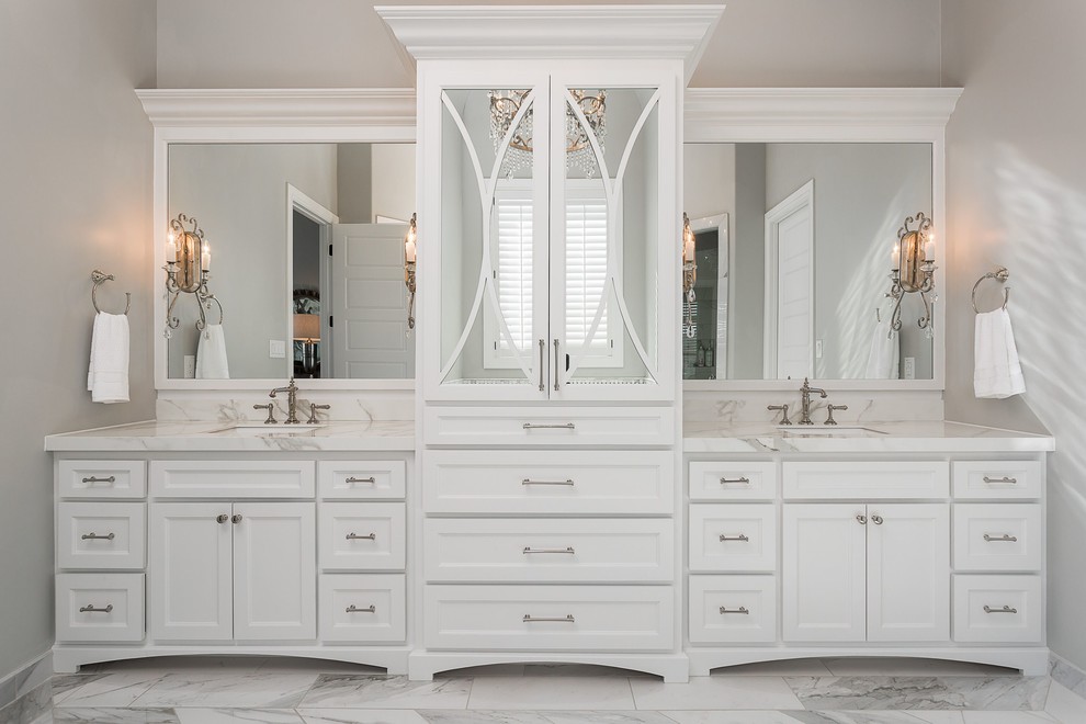 Klassisk inredning av ett stort vit vitt en-suite badrum, med vita skåp, skåp i shakerstil, grå väggar, ett undermonterad handfat, vitt golv, ett fristående badkar och bänkskiva i kvartsit