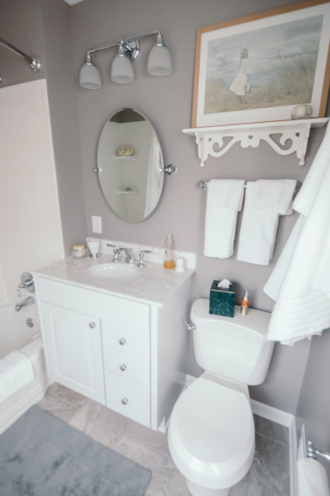 Idéer för ett mellanstort klassiskt badrum med dusch, med luckor med upphöjd panel, vita skåp, ett badkar i en alkov, en dusch/badkar-kombination, grå väggar, travertin golv, ett undermonterad handfat och marmorbänkskiva
