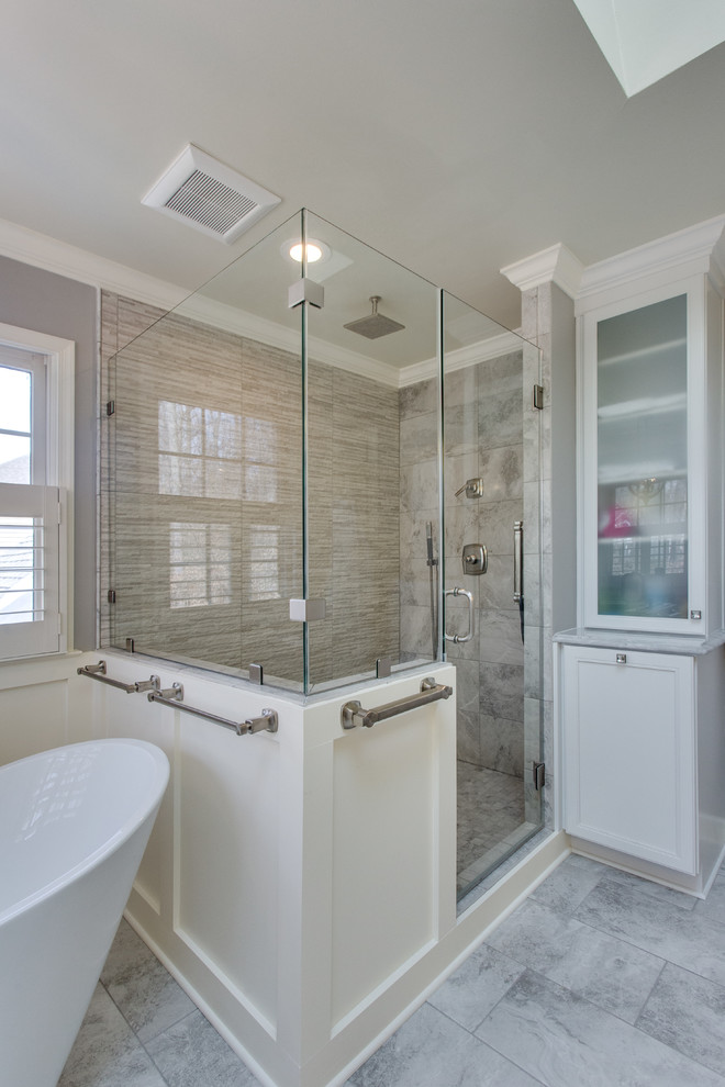 Modelo de cuarto de baño principal tradicional renovado grande con armarios con paneles empotrados, puertas de armario blancas, bañera exenta, ducha esquinera, lavabo bajoencimera y encimera de granito
