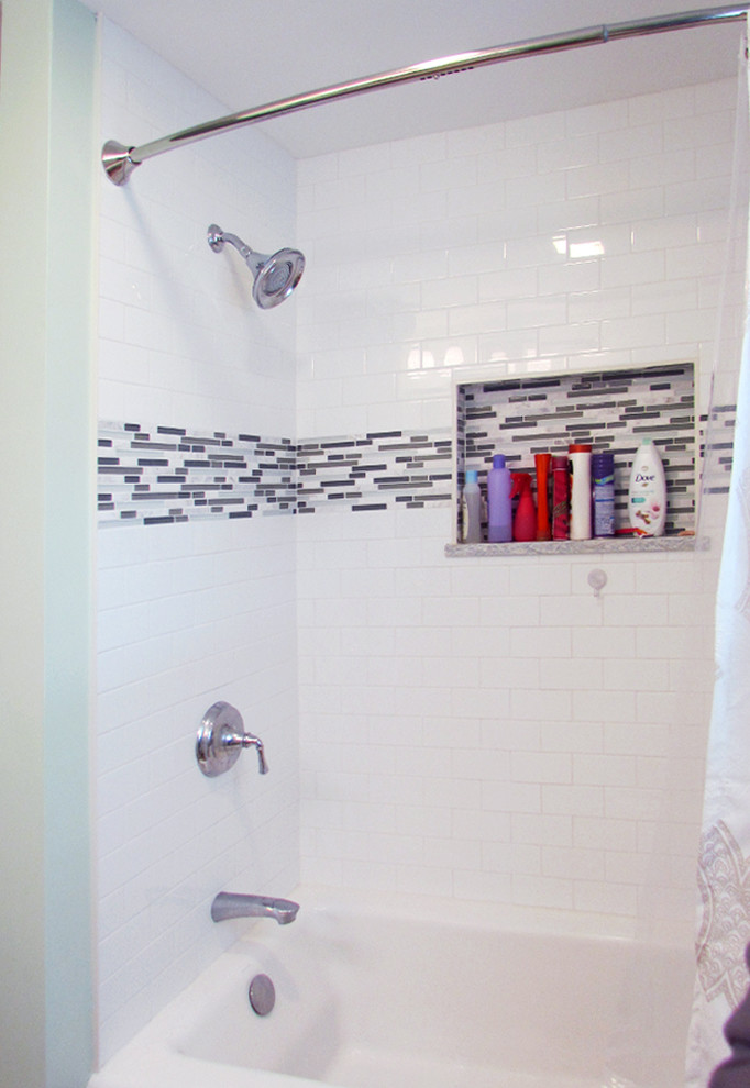 Klassisk inredning av ett mellanstort badrum, med ett undermonterad handfat, skåp i shakerstil, vita skåp, bänkskiva i kvarts, ett badkar i en alkov, en dusch/badkar-kombination, en toalettstol med separat cisternkåpa, brun kakel, porslinskakel, gröna väggar, klinkergolv i porslin, dusch med duschdraperi och brunt golv