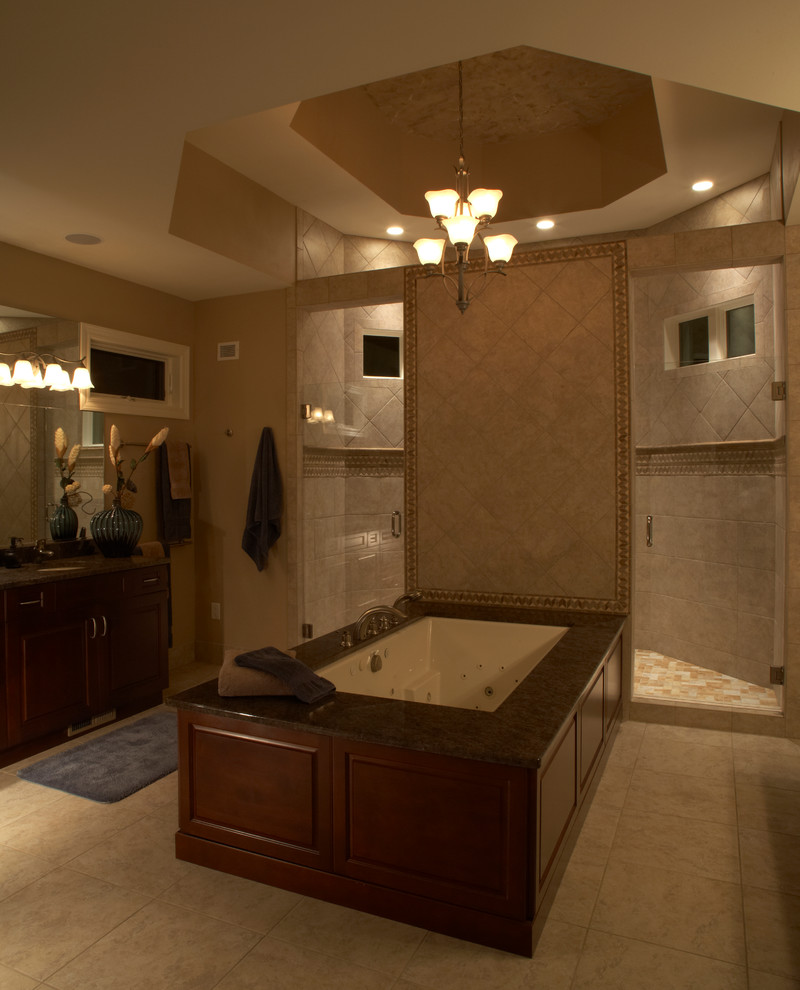 Inspiration pour une salle de bain traditionnelle en bois foncé avec une douche double.