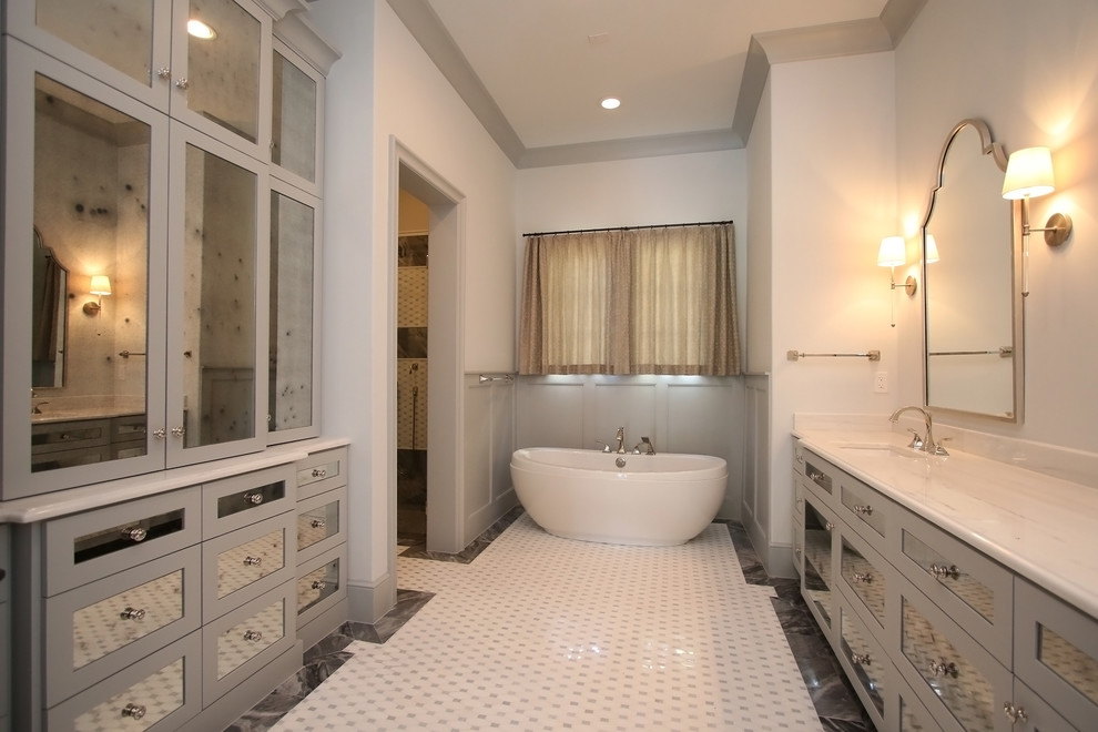 Idéer för ett mellanstort klassiskt en-suite badrum, med ett fristående badkar, ett undermonterad handfat, marmorbänkskiva, luckor med infälld panel, grå skåp, grå kakel, vit kakel, mosaik, en dusch i en alkov, en toalettstol med separat cisternkåpa, vita väggar och mosaikgolv