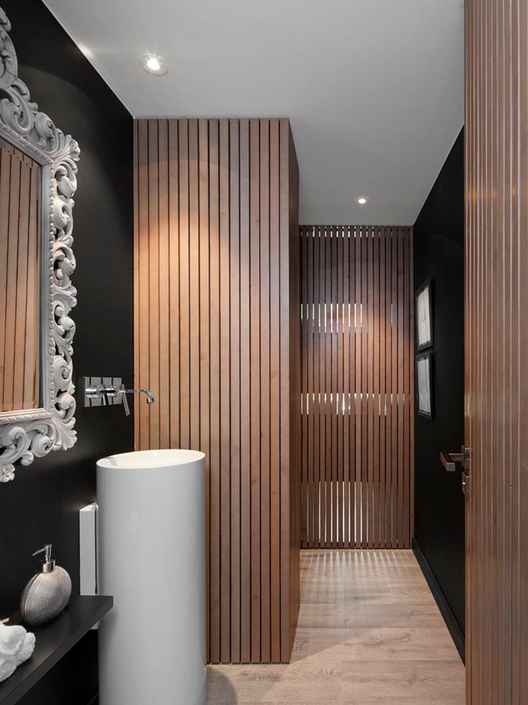 Immagine di una stanza da bagno moderna con lavabo a colonna e pareti nere