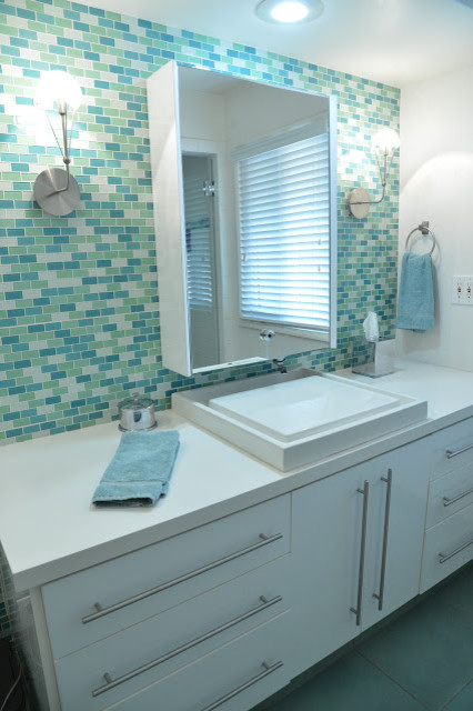 Idee per una stanza da bagno con doccia design di medie dimensioni con ante lisce, ante bianche, piastrelle blu, piastrelle verdi, piastrelle in ceramica, pareti bianche, pavimento in cementine, top in superficie solida e pavimento grigio