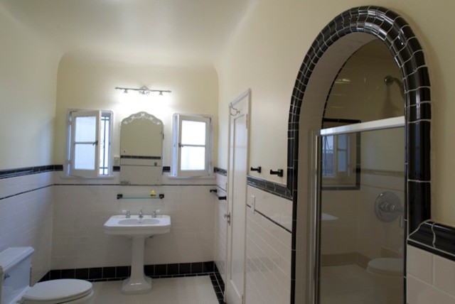 Retro Badezimmer En Suite mit weißen Fliesen, Metrofliesen, Mosaik-Bodenfliesen, Nasszelle, weißer Wandfarbe, Sockelwaschbecken und Falttür-Duschabtrennung in Los Angeles