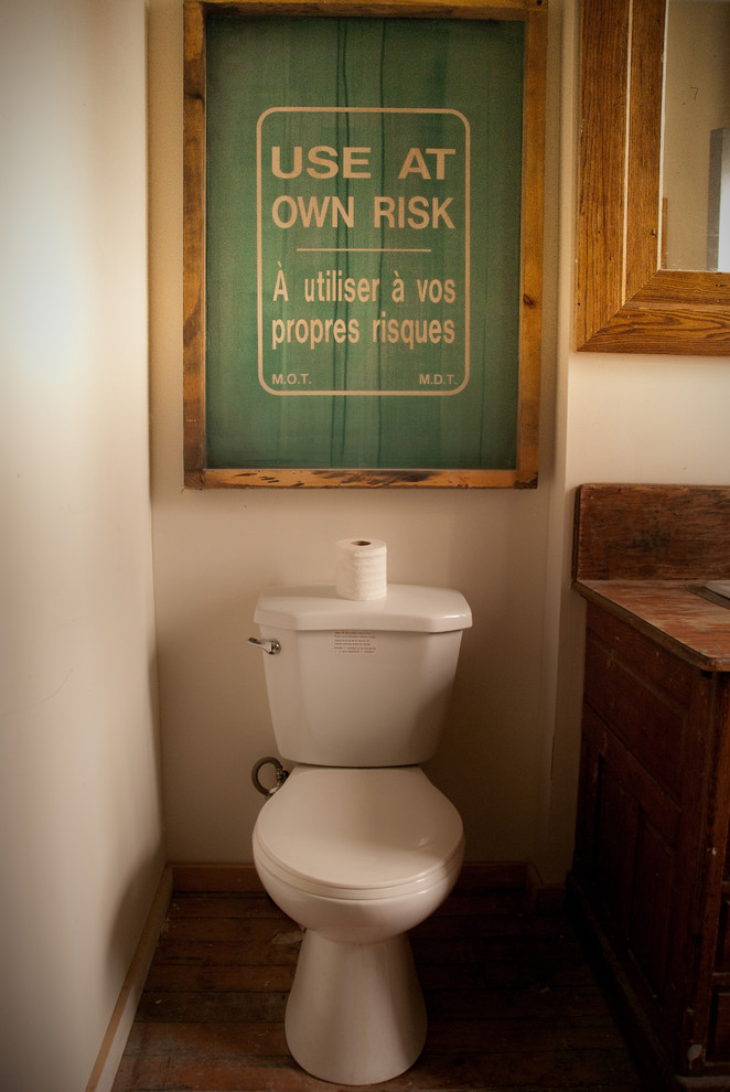 Cette image montre une salle de bain chalet avec un plan de toilette en bois.