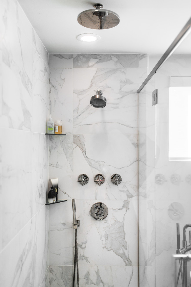 Пример оригинального дизайна: главная ванная комната среднего размера в стиле неоклассика (современная классика) с фасадами с утопленной филенкой, белыми фасадами, отдельно стоящей ванной, угловым душем, унитазом-моноблоком, белой плиткой, белыми стенами, светлым паркетным полом, врезной раковиной, столешницей из искусственного кварца, серым полом и душем с распашными дверями