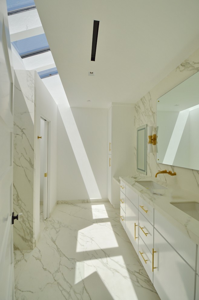 Стильный дизайн: главная ванная комната в стиле ретро с плоскими фасадами, белыми фасадами, двойным душем, унитазом-моноблоком, разноцветной плиткой, белыми стенами, врезной раковиной, столешницей из искусственного кварца, разноцветным полом, душем с распашными дверями и разноцветной столешницей - последний тренд