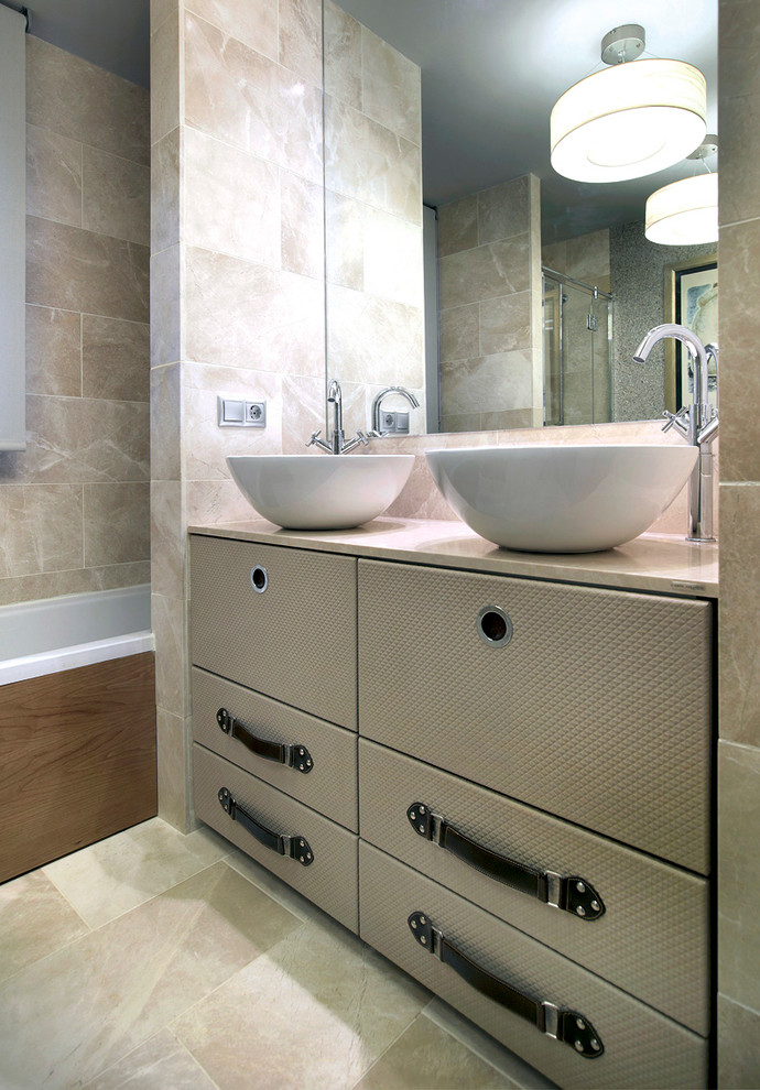 Идея дизайна: главная ванная комната среднего размера в современном стиле с ванной в нише, душем над ванной и настольной раковиной