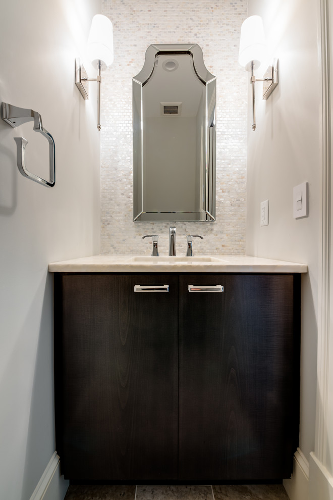 他の地域にある高級な小さなトランジショナルスタイルのおしゃれなバスルーム (浴槽なし) (ドロップイン型浴槽、アルコーブ型シャワー、分離型トイレ、白い壁、大理石の床、アンダーカウンター洗面器、白い床、開き戸のシャワー、フラットパネル扉のキャビネット、濃色木目調キャビネット、ベージュのタイル、グレーのタイル、白いタイル、セラミックタイル、クオーツストーンの洗面台、ベージュのカウンター) の写真