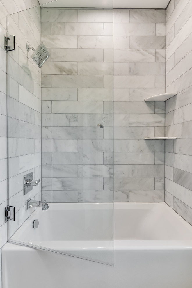 Ispirazione per una stanza da bagno con doccia classica di medie dimensioni con vasca da incasso, WC a due pezzi, pareti bianche, pavimento in marmo, lavabo sottopiano, pavimento bianco, porta doccia a battente e vasca/doccia