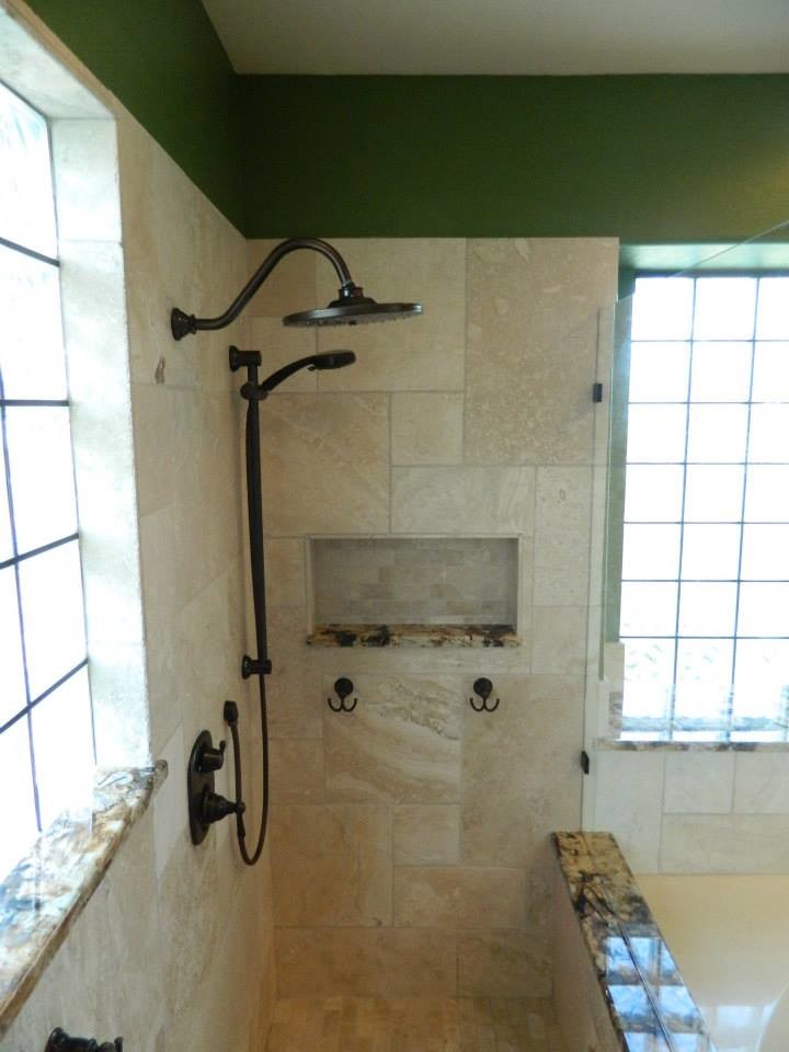 Großes Modernes Badezimmer En Suite mit Eckbadewanne, Eckdusche, beigen Fliesen und offener Dusche in Austin