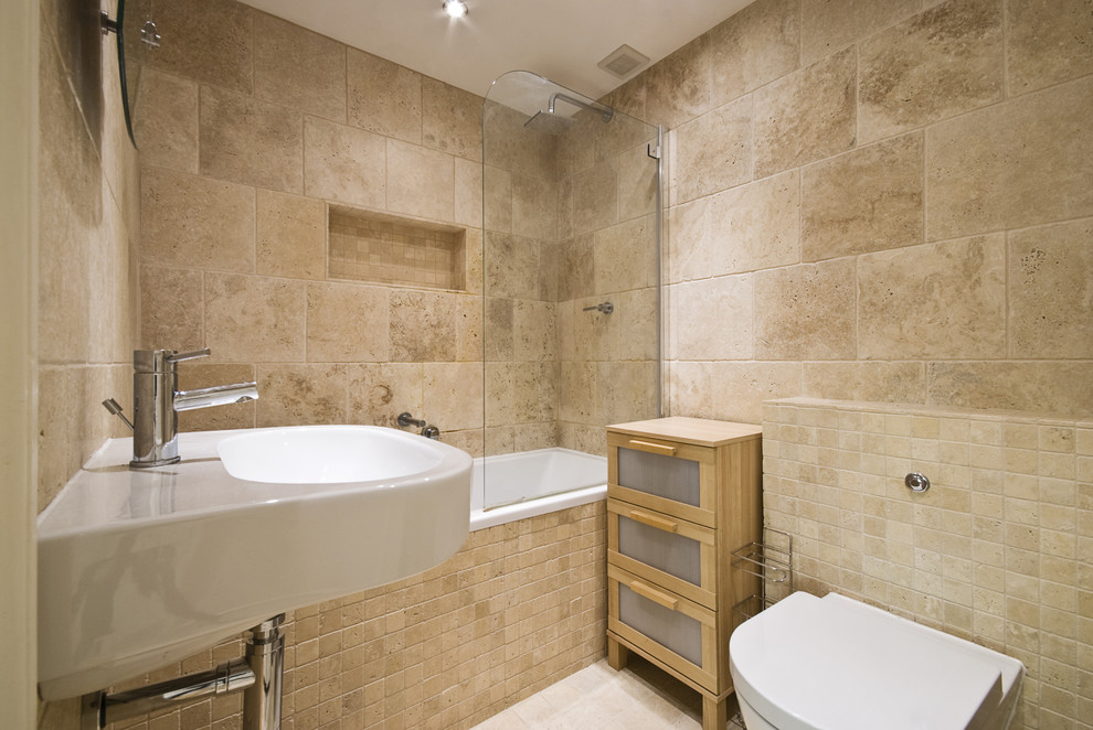 Inspiration för ett badrum, med ett väggmonterat handfat, en dusch/badkar-kombination, beige kakel, stenkakel, beige väggar och travertin golv