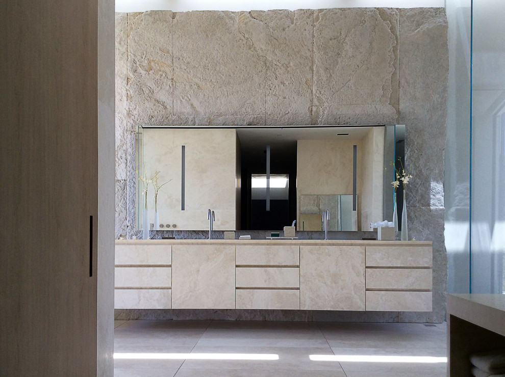 Ejemplo de cuarto de baño actual con baldosas y/o azulejos beige, baldosas y/o azulejos de piedra y suelo de travertino