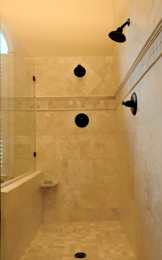 Klassisk inredning av ett mellanstort en-suite badrum, med luckor med upphöjd panel, skåp i mörkt trä, ett platsbyggt badkar, en hörndusch, en toalettstol med separat cisternkåpa, beige kakel, brun kakel, stenhäll, beige väggar, klinkergolv i keramik, ett undermonterad handfat, granitbänkskiva, beiget golv och dusch med gångjärnsdörr