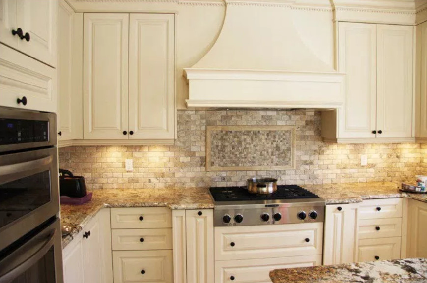 Immagine di una grande cucina vittoriana con ante beige, pavimento in travertino e pavimento beige