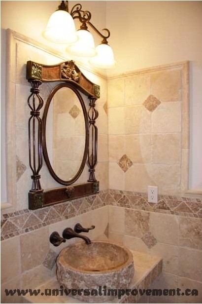Inspiration för stora klassiska brunt en-suite badrum, med möbel-liknande, beige skåp, en jacuzzi, en öppen dusch, en toalettstol med hel cisternkåpa, beige kakel, travertinkakel, beige väggar, travertin golv, ett undermonterad handfat, marmorbänkskiva, beiget golv och dusch med gångjärnsdörr